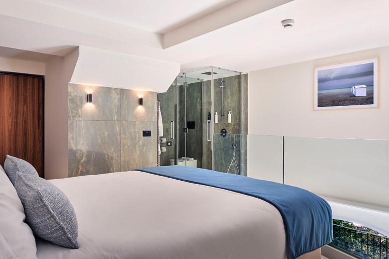 Corner Suite